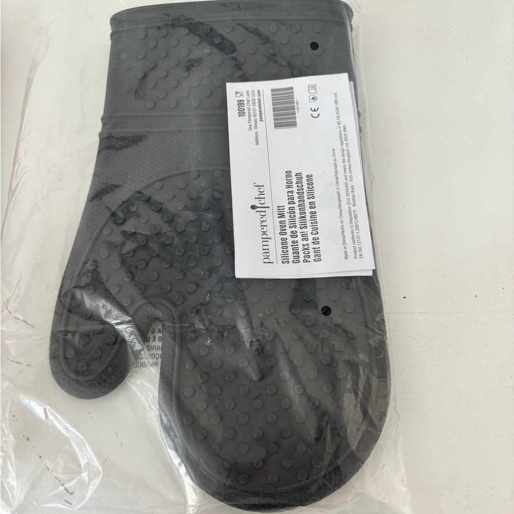 Pampered Chef silicon oven mitt